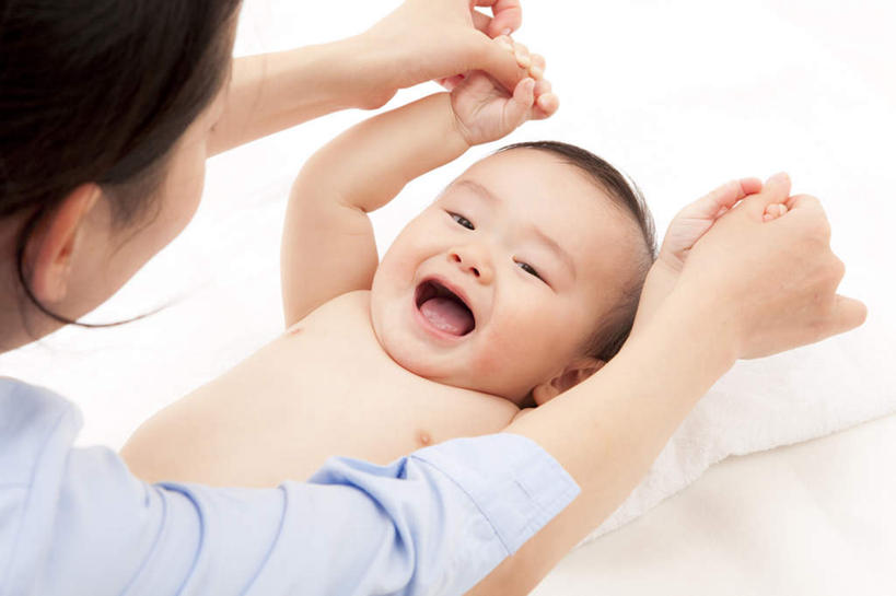 东方人,婴儿,儿童,嘴,手,两个人,家庭,母亲,躺,举,笑,摸,微笑,横图,俯视,室内,白天,白色背景,纯洁,纺织品,亚洲,抚摸,握,服装,装饰,毛毯,毯子,注视,休闲装,黄种人,纺织,小孩,衣服,白色,垫子,观察,看,托,张嘴,休闲,温暖,温馨,一家人,手部,休闲服,可爱,母爱,童年,童趣,搭,握着,摄影,服饰,活泼,影棚,观看,华丽,修饰,点缀,和睦,察看,搭着,关注,宝宝,张大嘴巴,童真,纯真,烂漫,无邪,衬托,美观,雅致,雅观,母婴,卧着,伶俐,天真,年轻女性,女人,女性,亚洲人,孩子,年轻人,口,口腔,嘴巴,嘴唇,张开嘴,触摸,接触,举起,举手,举着,躺着,卧,向上举,向上伸,向上托,半身,彩图,高角度拍摄,影棚拍摄,拍摄,融洽