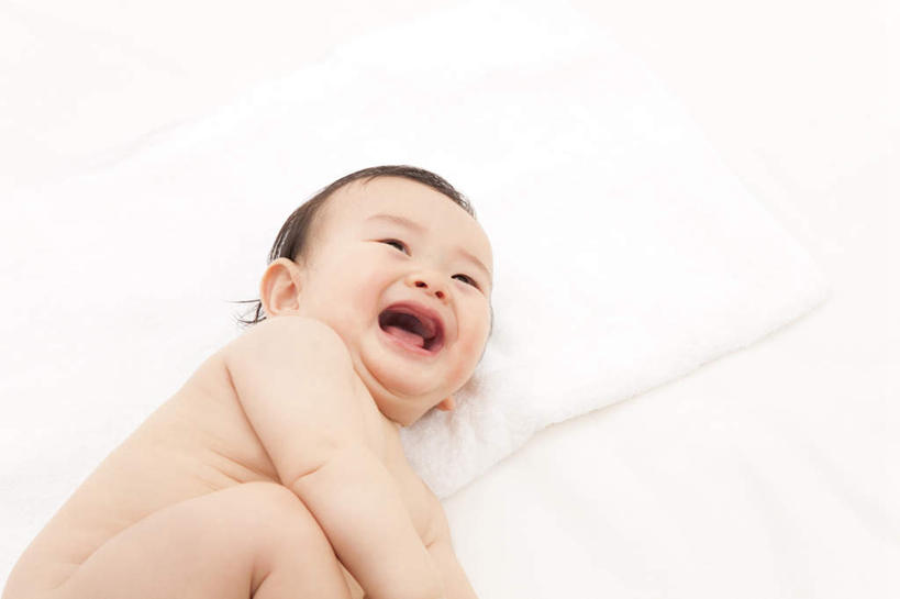 东方人,婴儿,儿童,嘴,手,一个人,躺,笑,微笑,横图,俯视,室内,白天,白色背景,纯洁,纺织品,亚洲,仅一个人,装饰,毛毯,毯子,注视,黄种人,纺织,小孩,白色,垫子,观察,看,张嘴,温暖,手部,可爱,放,摄影,活泼,影棚,观看,华丽,修饰,点缀,察看,关注,宝宝,张大嘴巴,纯真,烂漫,无邪,衬托,美观,雅致,雅观,卧着,伶俐,天真,亚洲人,孩子,口,口腔,嘴巴,嘴唇,张开嘴,躺着,卧,半身,彩图,高角度拍摄,影棚拍摄,拍摄