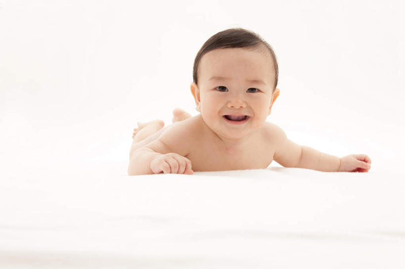 东方人,婴儿,儿童,嘴,手,一个人,笑,微笑,横图,室内,白天,白色背景,正面,纯洁,纺织品,亚洲,仅一个人,装饰,毛毯,毯子,注视,黄种人,纺织,小孩,白色,垫子,观察,看,趴着,张嘴,温暖,手部,可爱,放,摄影,活泼,影棚,观看,华丽,修饰,点缀,察看,关注,宝宝,纯真,烂漫,无邪,衬托,美观,雅致,雅观,伶俐,天真,亚洲人,孩子,口,口腔,嘴巴,嘴唇,趴,彩图,全身,影棚拍摄,拍摄