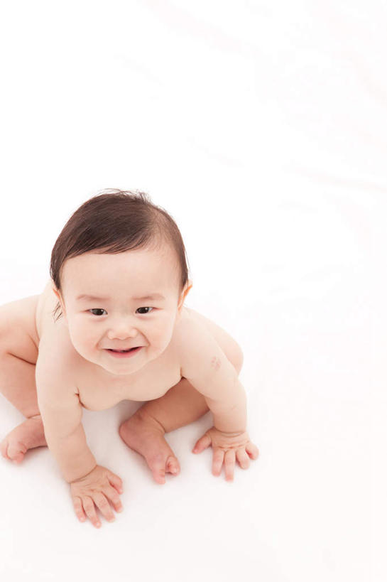 东方人,婴儿,儿童,脸,头,嘴,脸颊,手,一个人,坐,笑,微笑,竖图,俯视,室内,白天,白色背景,纯洁,亚洲,仅一个人,撑,注视,黄种人,小孩,看,张嘴,手部,可爱,摄影,活泼,影棚,撑着,关注,宝宝,纯真,烂漫,无邪,伶俐,天真,亚洲人,孩子,头部,口,口腔,脸部,脸蛋,面部,嘴巴,嘴唇,张开嘴,抬头,仰头,坐着,彩图,高角度拍摄,全身,影棚拍摄,拍摄