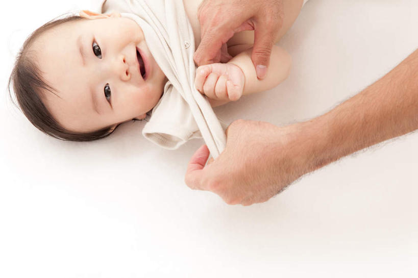 东方人,婴儿,儿童,嘴,手,两个人,家庭,父亲,举,笑,摸,微笑,横图,俯视,室内,白天,白色背景,纯洁,纺织品,亚洲,抚摸,握,服装,装饰,毛毯,毯子,拿,拿着,注视,休闲装,黄种人,纺织,小孩,衣服,白色,垫子,观察,看,托,张嘴,休闲,温暖,温馨,一家人,手部,休闲服,父爱,可爱,童年,童趣,搭,握着,摄影,服饰,活泼,影棚,观看,华丽,修饰,点缀,和睦,察看,搭着,关注,宝宝,童真,纯真,烂漫,无邪,衬托,美观,雅致,雅观,伶俐,天真,男人,男性,年轻男性,亚洲人,孩子,年轻人,口,口腔,嘴巴,嘴唇,张开嘴,触摸,接触,举起,举手,举着,向上举,向上伸,向上托,半身,彩图,高角度拍摄,影棚拍摄,拍摄,融洽