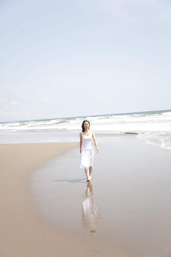 一个人,走,笑,微笑,竖图,室外,白天,正面,旅游,度假,海浪,海洋,美景,沙滩,日本,亚洲,仅一个年轻女性,仅一个女性,仅一个人,阴影,服装,光线,沙子,影子,海岸,景观,浪花,水平线,辽阔,海平线,沙地,休闲装,娱乐,衣服,蓝色,蓝天,天空,阳光,自然,海水,天,享受,休闲,广阔,赤脚,休闲服,景色,放松,服饰,晴朗,一望无际,自然风光,海景,东亚,本州,万里无云,茨城,茨城县,关东地方,本州岛,日本国,无边无际,一马平川,年轻女性,女人,女性,大海,风浪,海,海水的波动,海滩,近岸浪,涌浪,晴空,晴空万里,步行,散步,走路,彩图,全身,水天相接,水天一线