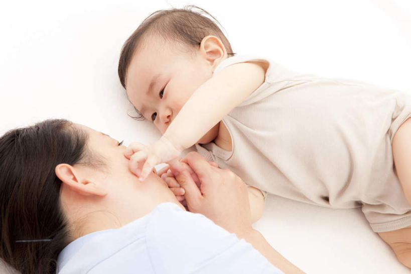 东方人,婴儿,儿童,手,两个人,家庭,母亲,躺,笑,摸,捏,微笑,横图,俯视,室内,白天,白色背景,纯洁,亚洲,抚摸,服装,捏着,注视,休闲装,黄种人,小孩,衣服,观察,看,休闲,温暖,温馨,一家人,手部,休闲服,可爱,母爱,童年,童趣,搭,摄影,服饰,活泼,影棚,观看,和睦,察看,搭着,关注,宝宝,童真,纯真,烂漫,无邪,母婴,卧着,伶俐,天真,年轻女性,女人,女性,亚洲人,孩子,年轻人,触摸,接触,躺着,卧,半身,彩图,高角度拍摄,影棚拍摄,拍摄,融洽