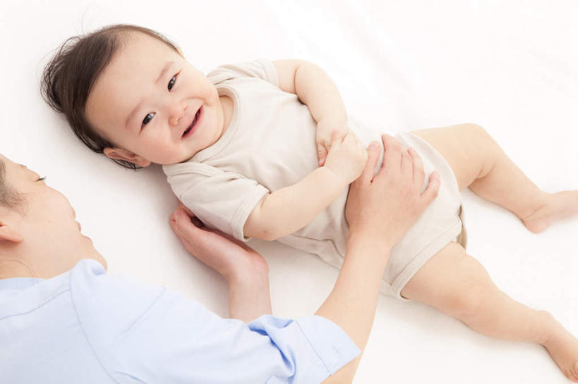 东方人,婴儿,儿童,两个人,家庭,母亲,躺,笑,摸,双手交叉,微笑,横图,俯视,室内,白天,白色背景,纯洁,亚洲,抚摸,服装,注视,休闲装,黄种人,小孩,衣服,观察,看,休闲,温暖,温馨,一家人,休闲服,可爱,母爱,童年,童趣,搭,摄影,服饰,活泼,影棚,观看,和睦,察看,搭着,关注,宝宝,童真,纯真,烂漫,无邪,母婴,卧着,伶俐,天真,年轻女性,女人,女性,亚洲人,孩子,年轻人,触摸,接触,十字手,躺着,卧,半身,彩图,高角度拍摄,影棚拍摄,拍摄,融洽