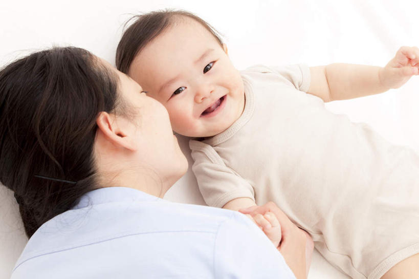 东方人,婴儿,儿童,两个人,家庭,母亲,躺,笑,摸,微笑,横图,俯视,室内,白天,白色背景,纯洁,亚洲,抚摸,握,服装,注视,休闲装,黄种人,小孩,衣服,观察,看,伸,休闲,温暖,温馨,一家人,休闲服,可爱,母爱,童年,童趣,搭,握着,摄影,服饰,活泼,影棚,观看,和睦,察看,伸出,搭着,关注,宝宝,童真,纯真,烂漫,无邪,母婴,卧着,伶俐,天真,年轻女性,女人,女性,亚洲人,孩子,年轻人,触摸,接触,躺着,卧,半身,彩图,高角度拍摄,影棚拍摄,拍摄,融洽