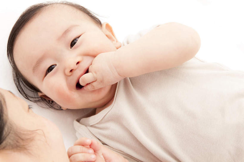 东方人,婴儿,儿童,嘴,手,两个人,家庭,母亲,躺,笑,微笑,横图,俯视,室内,白天,白色背景,纯洁,亚洲,咬,服装,注视,休闲装,黄种人,小孩,衣服,观察,看,伸,休闲,温暖,温馨,一家人,手部,休闲服,可爱,母爱,童年,童趣,摄影,服饰,活泼,影棚,观看,咬着,和睦,察看,伸出,关注,宝宝,童真,纯真,烂漫,无邪,母婴,卧着,伶俐,天真,年轻女性,女人,女性,亚洲人,孩子,年轻人,口,口腔,嘴巴,嘴唇,躺着,卧,半身,彩图,高角度拍摄,影棚拍摄,拍摄,融洽