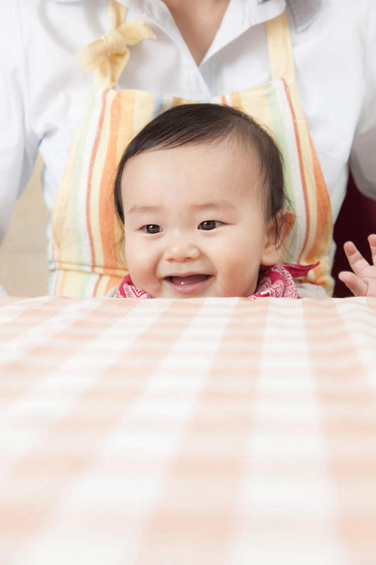 东方人,婴儿,儿童,嘴,手,两个人,家庭,母亲,客厅,坐,举,笑,微笑,竖图,室内,白天,白色背景,正面,纯洁,餐桌,桌子,亚洲,花纹,条纹,服装,布料,格子,围裙,纹理,布纹,围兜,注视,休闲装,黄种人,桌布,小孩,衣服,粉色,黄色,白色,餐巾,台布,观察,看,托,张嘴,休闲,温暖,温馨,一家人,手部,休闲服,可爱,母爱,童年,童趣,摄影,服饰,活泼,影棚,餐台,观看,和睦,察看,起居室,关注,宝宝,童真,纯真,烂漫,无邪,肌理,母婴,伶俐,天真,年轻女性,女人,女性,亚洲人,孩子,年轻人,口,口腔,嘴巴,嘴唇,张开嘴,举起,举手,举着,向上举,向上伸,向上托,坐着,半身,彩图,影棚拍摄,拍摄,融洽