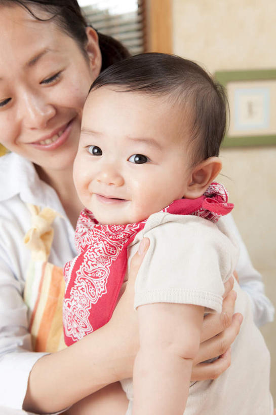 东方人,婴儿,儿童,手,两个人,家庭,母亲,客厅,举,笑,微笑,竖图,室内,白天,白色背景,正面,纯洁,餐桌,窗户,桌子,亚洲,撑,花纹,条纹,服装,围裙,百叶窗,墙,围兜,注视,休闲装,黄种人,墙壁,墙面,一个,小孩,衣服,粉色,白色,观察,看,托,休闲,温暖,温馨,一家人,手部,休闲服,可爱,母爱,童年,童趣,摄影,服饰,活泼,影棚,单个,餐台,观看,和睦,察看,起居室,撑着,关注,宝宝,童真,纯真,烂漫,无邪,母婴,伶俐,天真,年轻女性,女人,女性,亚洲人,孩子,年轻人,举起,举手,举着,向上举,向上伸,向上托,半身,彩图,影棚拍摄,拍摄,融洽