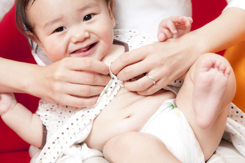 东方人,婴儿,儿童,手,两个人,家庭,母亲,客厅,举,笑,微笑,横图,俯视,室内,白天,爱情,纯洁,靠垫,沙发,亚洲,握,服装,靠枕,浪漫,拿,拿着,注视,休闲装,黄种人,穿,尿布,纸尿裤,尿不湿,装饰品,小孩,衣服,红色,白色,戒指,饰品,首饰,垫子,枕头,观察,看,托,休闲,温暖,温馨,一家人,手部,休闲服,橘色,恩爱,可爱,母爱,童年,童趣,握着,服饰,活泼,观看,扣,信物,和睦,察看,起居室,权利,纸尿布,关注,宝宝,布艺沙发,童真,纯真,烂漫,无邪,纸尿片,手饰,母婴,伶俐,天真,年轻女性,女人,女性,亚洲人,孩子,年轻人,举起,举手,举着,向上举,向上伸,向上托,半身,彩图,高角度拍摄,融洽