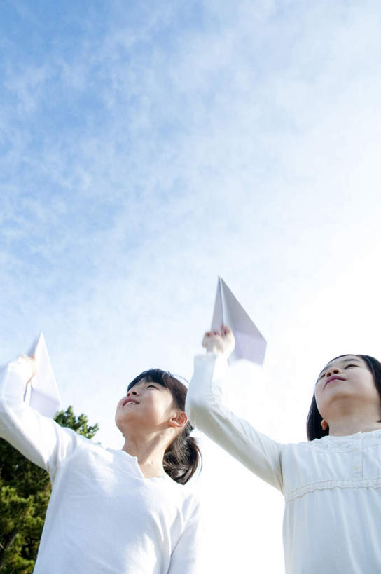 东方人,儿童,两个人,伙伴,朋友,站,举,竖图,室外,白天,仰视,友谊,纯洁,植物,飞机,东京,日本,亚洲,握,阴影,艺术,光线,影子,折纸,纸艺,手工艺品,云,云朵,拿,云彩,拿着,注视,黄种人,文化,树,树木,小孩,蓝色,绿色,白云,蓝天,天空,阳光,自然,工艺品,天,观察,看,托,站着,同学,可爱,童年,童趣,握着,生长,晴朗,成长,观看,纸飞机,察看,高雅,关注,童真,东亚,烂漫,无邪,本州,关东地方,本州岛,日本国,东京都,工艺折纸,自信心,品位,天真,友情,女孩,女人,女性,亚洲人,孩子,晴空,举起,举手,举着,向上举,向上伸,向上托,站立,半身,彩图,低角度拍摄,女生