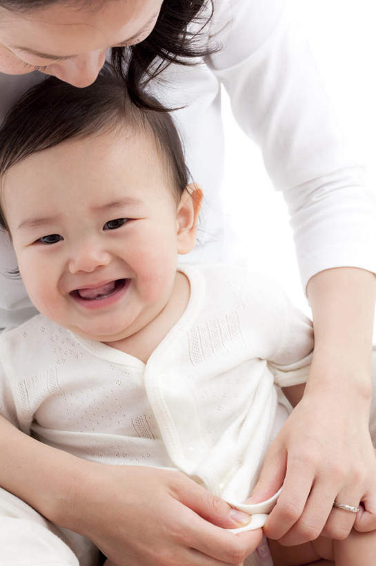 东方人,婴儿,儿童,脸,头,嘴,脸颊,手,两个人,家庭,母亲,坐,笑,捏,微笑,竖图,俯视,室内,白天,白色背景,爱情,纯洁,亚洲,服装,浪漫,捏着,注视,休闲装,黄种人,穿,装饰品,小孩,衣服,白色,戒指,饰品,首饰,观察,看,张嘴,休闲,温暖,温馨,一家人,手部,休闲服,恩爱,可爱,母爱,童年,童趣,摄影,服饰,活泼,影棚,观看,扣,信物,和睦,察看,权利,关注,宝宝,童真,纯真,烂漫,无邪,手饰,母婴,伶俐,天真,年轻女性,女人,女性,亚洲人,孩子,年轻人,头部,口,口腔,脸部,脸蛋,面部,嘴巴,嘴唇,张开嘴,坐着,半身,彩图,高角度拍摄,影棚拍摄,拍摄,融洽
