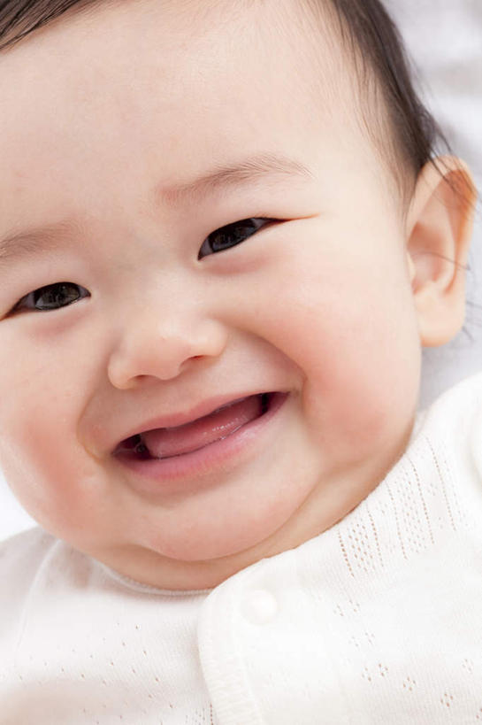 婴儿,儿童,一个人,笑,微笑,竖图,室内,特写,白天,白色背景,正面,纯洁,仅一个人,服装,注视,休闲装,小孩,衣服,白色,观察,看,休闲,休闲服,可爱,摄影,服饰,活泼,影棚,观看,察看,关注,宝宝,纯真,烂漫,无邪,伶俐,天真,孩子,半身,彩图,影棚拍摄,拍摄