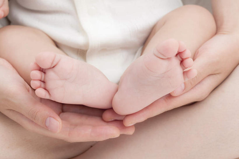 东方人,婴儿,儿童,手,腿部,脚,脚趾,脚趾甲,腿,两个人,家庭,母亲,坐,捧,横图,室内,特写,白天,正面,纯洁,亚洲,服装,休闲装,黄种人,小孩,衣服,白色,休闲,温暖,温馨,一家人,手部,休闲服,可爱,母爱,童年,童趣,服饰,活泼,和睦,宝宝,童真,纯真,烂漫,无邪,母婴,伶俐,天真,年轻女性,女人,女性,亚洲人,孩子,年轻人,脚指甲,端,端着,捧着,手捧,坐着,半身,彩图,融洽