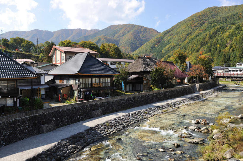 无人,家,横图,室外,白天,正面,旅游,度假,草地,草坪,石头,美景,山,山脉,水,温泉,植物,道路,路,日本,亚洲,两根,阴影,电力,光线,日文,标志,电线,电线杆,木板,石子,文字,线,液体,影子,字符,房屋,屋子,景观,山顶,山峰,水滴,云,云朵,公寓,小路,桥,电能,木桥,交通,山峦,线路,云彩,娱乐,标识,洋房,楼房,住宅,栈桥,草,蓝色,绿色,白云,蓝天,天空,阳光,自然,群山,天,享受,休闲,景色,放松,晴朗,人行桥,木板桥,电,电源,自然风光,能量,东亚,沉积岩,本州,关东地方,本州岛,日本国,栃木,栃木县,日语,颠峰,极峰,水成岩,石块,岩石,晴空,彩图,房子