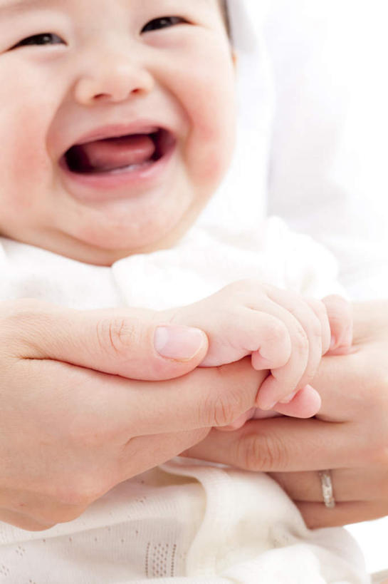 东方人,婴儿,儿童,手,两个人,家庭,母亲,捧,捏,竖图,室内,特写,白天,白色背景,正面,爱情,纯洁,亚洲,握,服装,浪漫,拿,捏着,拿着,休闲装,黄种人,装饰品,小孩,衣服,白色,戒指,饰品,首饰,休闲,温暖,温馨,一家人,手部,休闲服,恩爱,可爱,母爱,童年,童趣,握着,摄影,服饰,活泼,影棚,信物,和睦,权利,宝宝,童真,纯真,烂漫,无邪,手饰,母婴,伶俐,天真,年轻女性,女人,女性,亚洲人,孩子,年轻人,端,端着,捧着,手捧,半身,彩图,影棚拍摄,拍摄,融洽