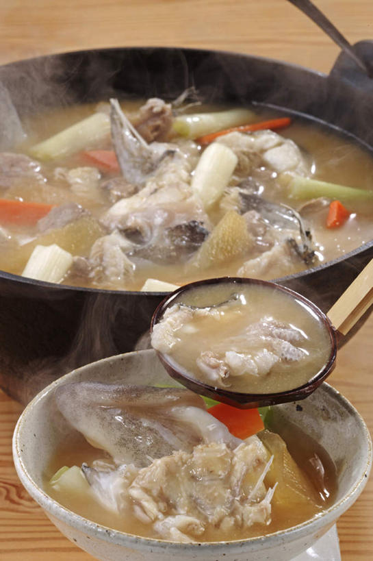 海鲜,无人,竖图,俯视,室内,特写,白天,烹饪,雾,餐桌,桌子,厨具,金属制品,阴影,沸腾,反射,金属,蒸汽,鱼,锅子,影子,勺子,陶瓷,肉,汤,日本料理,料理,食品,陶瓷制品,水蒸气,锅,水产,菜肴,美食,肉类,鱼类,海洋生物,食物,白色,黑色,容器,调羹,汤匙,碗,日式料理,日式,佳肴,餐台,锅具,储藏,储存,水生动物,海产品,水生物,肉食,海底动物,鳕鱼,烹饪用具,蒸发,烹调用具,烹调,彩图,高角度拍摄,贮存