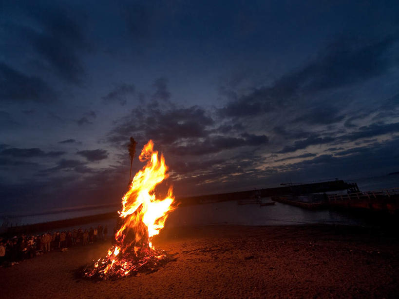 东方人,码头,横图,室外,夜晚,仰视,海浪,海洋,日落,沙滩,港口,夜景,船,神奈川,日本,亚洲,许多,火焰,沙子,海岸,浪花,晚霞,霞光,木船,沙地,神奈川县,许多人,黄种人,传统,海水,黄昏,交通工具,一群人,彩霞,舟,仪式,载具,典礼,海景,东亚,本州,关东地方,本州岛,日本国,老年男性,老年女性,男人,男性,女人,女性,亚洲人,大海,风浪,海,海水的波动,海滩,近岸浪,涌浪,夕阳,半身,彩图,低角度拍摄,摆渡口,埠头,渡口,渡头,港湾,海港,货运码头,口岸,商港