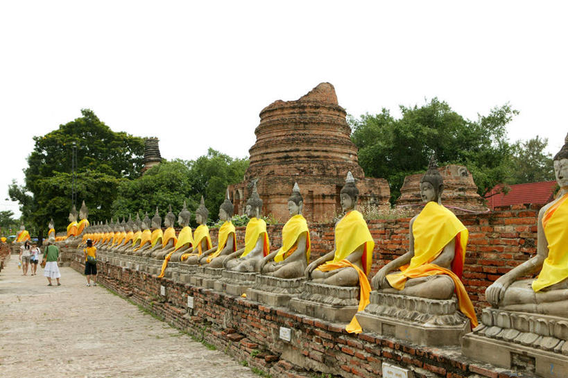 东方人,四个人,横图,室外,白天,正面,旅游,度假,名胜古迹,树林,植物,标志建筑,道路,地标,建筑,路,雕塑,泰国,亚洲,一排,许多,阴影,节日,遗迹,艺术,整齐,装饰,光线,雕刻,雕像,影子,砖块,云,云朵,小路,交通,云彩,黄种人,古迹,文化,文物,娱乐,建设,古建筑,石雕,大城,树,树木,排列,黄色,蓝色,绿色,白云,蓝天,天空,阳光,自然,工艺品,天,祈祷,享受,休闲,健康,旅游胜地,放松,许愿,宗教,东南亚,佛教,信仰,生长,晴朗,成长,纪念,祈求,美术,队列,主题,陈列,古文明,袈裟,泰王国,功能,美学,阿育他耶府,大城府,平安,亚洲人,晴空,彩图,全身