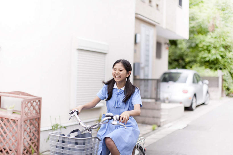 东方人,儿童,一个人,家,栏杆,横图,室外,白天,正面,制服,纯洁,植物,楼梯,道路,路,公路,自行车,汽车,东京,日本,亚洲,仅一个女性,仅一个人,一辆,阴影,服装,朦胧,模糊,光线,扶手,书包,影子,房屋,阶梯,屋子,交通,黄种人,护栏,楼房,台阶,住宅,车,脚踏车,树,树木,小孩,骑,蓝色,绿色,白色,阳光,自然,花架,交通工具,轿车,仅一个小孩,骑车,校服,可爱,童年,童趣,生长,成长,载具,童真,东亚,烂漫,无邪,本州,学生服,关东地方,本州岛,日本国,东京都,天真,女孩,女人,女性,亚洲人,孩子,马路,半身,彩图,房子,女生