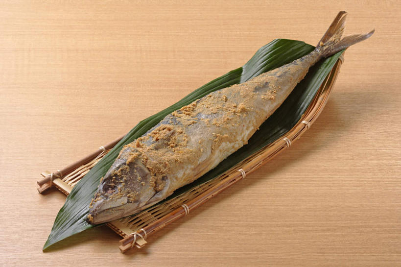 海鲜,无人,交叉,横图,俯视,室内,特写,白天,烹饪,餐桌,桌子,竹子,叶子,一条,阴影,竹制,装饰,编织,反射,鱼,篮子,影子,粽叶,料理,绿叶,水产,菜肴,美食,鱼类,海洋生物,腌制,竹篮,日式,嫩叶,佳肴,餐台,竹条,华丽,修饰,马鲛鱼,交织,点缀,竹制品,水生动物,海产品,水生物,海底动物,箬叶,芦苇叶,腌制食品,衬托,美观,雅致,雅观,蓝点马鲛鱼,鰆鱼,鱍鱼,竹鲛,土魠鱼,马加,梭齿土魠鱼,穿插,叶,叶片,彩图,高角度拍摄