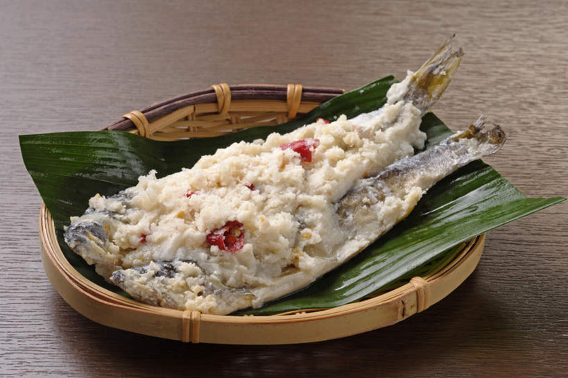 海鲜,无人,交叉,横图,俯视,室内,特写,白天,烹饪,餐桌,桌子,竹子,鳟鱼,辣椒,叶子,一片,许多,阴影,竹制,装饰,编织,反射,鱼,篮子,影子,粽叶,日本料理,料理,食品,绿叶,水产,菜肴,美食,鱼类,海洋生物,食物,竹篮,日式料理,日式,嫩叶,佳肴,餐台,竹条,华丽,修饰,交织,点缀,竹制品,水生动物,海产品,水生物,海底动物,辣角,红海椒,大椒,辣虎,广椒,箬叶,芦苇叶,衬托,美观,雅致,雅观,鮅,赤眼鱼,红目鳟,红眼棒,穿插,叶,叶片,野草鱼,辣子,红辣椒,海椒,番椒,彩图,高角度拍摄