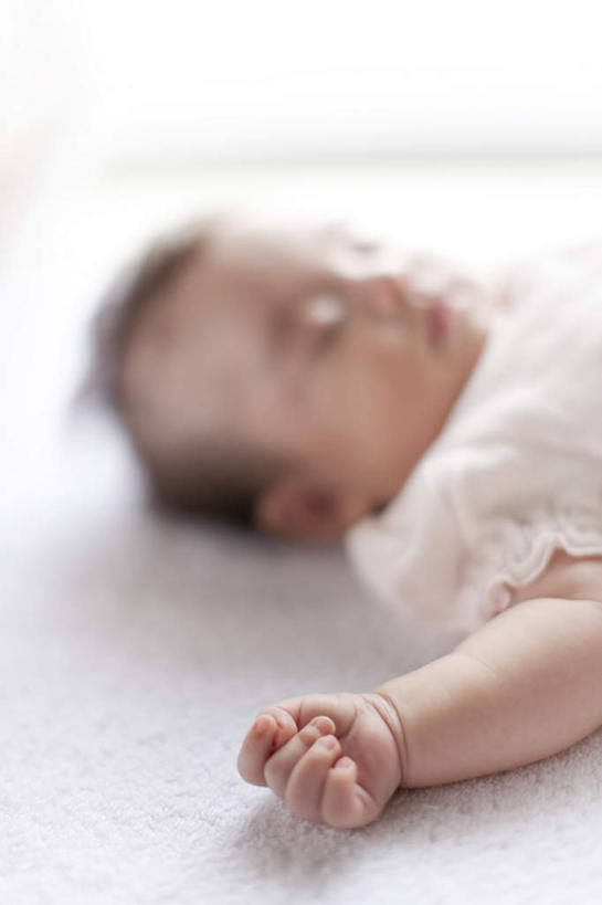 东方人,婴儿,儿童,手,一个人,躺,闭眼,睡,竖图,俯视,室内,特写,白天,纯洁,纺织品,亚洲,仅一个人,伸展,阴影,朦胧,模糊,装饰,反射,毛毯,毯子,影子,黄种人,纺织,小孩,白色,垫子,温暖,手部,可爱,活泼,华丽,修饰,点缀,宝宝,纯真,烂漫,无邪,衬托,美观,雅致,雅观,卧着,伶俐,天真,亚洲人,孩子,闭眼睛,闭着眼,闭着眼睛,困,困觉,寝息,睡觉,躺着,卧,半身,彩图,高角度拍摄