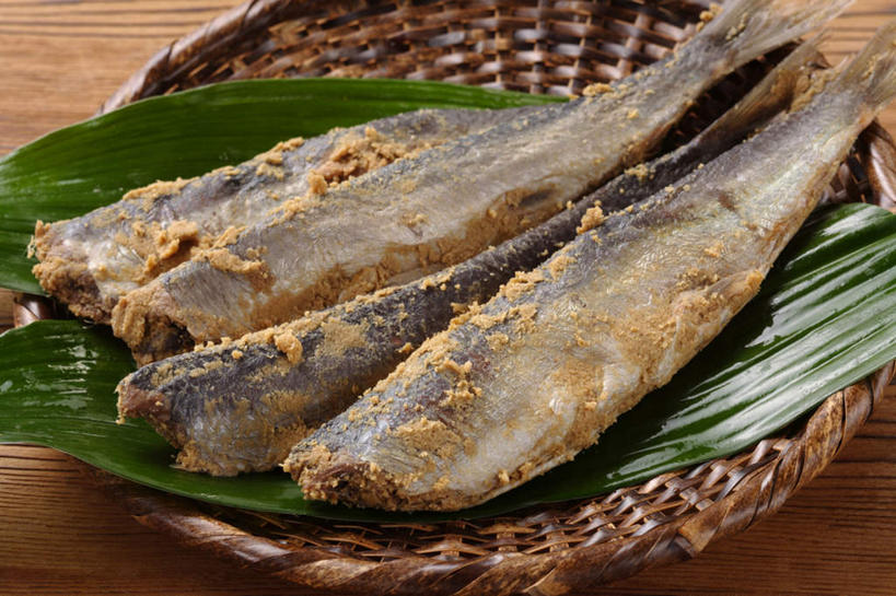 海鲜,无人,交叉,横图,俯视,室内,特写,白天,烹饪,餐桌,桌子,竹子,叶子,两片,阴影,竹制,装饰,编织,反射,鱼,篮子,影子,粽叶,料理,绿叶,水产,菜肴,美食,鱼类,海洋生物,腌制,竹篮,四条,日式,嫩叶,佳肴,餐台,竹条,华丽,修饰,马鲛鱼,交织,点缀,竹制品,水生动物,海产品,水生物,海底动物,箬叶,芦苇叶,腌制食品,衬托,美观,雅致,雅观,蓝点马鲛鱼,鰆鱼,鱍鱼,竹鲛,土魠鱼,马加,梭齿土魠鱼,穿插,叶,叶片,彩图,高角度拍摄