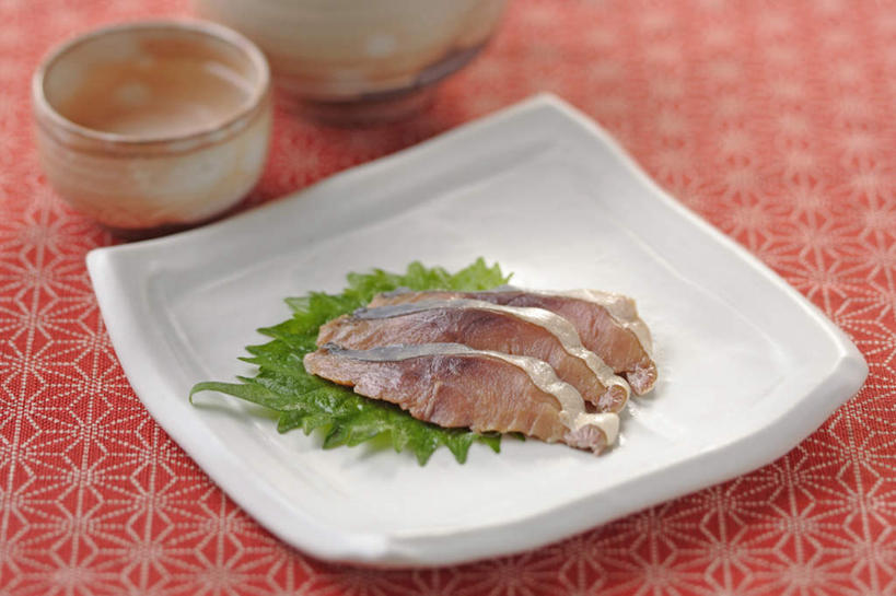 海鲜,无人,横图,俯视,室内,特写,白天,烹饪,餐桌,桌子,杯子,餐具,叶子,许多,切片,阴影,装饰,反射,鱼,布料,碟子,盘,影子,陶瓷,粽叶,料理,绿叶,陶瓷制品,布纹,水产,菜肴,美食,鱼类,海洋生物,桌布,腌制,红色,白色,盘子,餐巾,水杯,碟,台布,碗,日式,嫩叶,佳肴,餐台,华丽,修饰,马鲛鱼,点缀,水生动物,海产品,水生物,海底动物,箬叶,芦苇叶,腌制食品,衬托,美观,雅致,雅观,蓝点马鲛鱼,鰆鱼,鱍鱼,竹鲛,土魠鱼,马加,梭齿土魠鱼,叶,叶片,茶杯,彩图,高角度拍摄