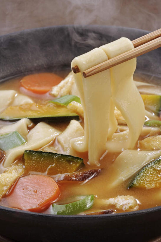 面食,无人,竖图,俯视,室内,特写,白天,烹饪,中餐,雾,餐桌,筷子,桌子,餐具,许多,阴影,沸腾,反射,蒸汽,影子,陶瓷,汤,日本料理,料理,食品,饺子,面点,陶瓷制品,水蒸气,文化,传统,小吃,菜肴,美食,食物,黑色,碗,日式料理,日式,中式,佳肴,餐台,礼节,配菜,礼仪,水饺,蒸发,进餐用具,彩图,高角度拍摄