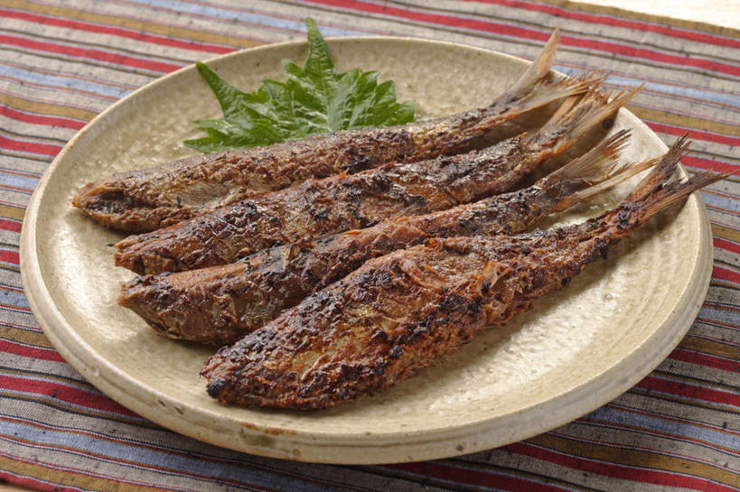 海鲜,无人,横图,俯视,室内,特写,白天,烹饪,餐桌,桌子,餐具,叶子,两片,阴影,条纹,反射,鱼,布料,碟子,盘,影子,日本料理,料理,食品,绿叶,布纹,水产,菜肴,美食,鱼类,海洋生物,桌布,食物,一个,黄色,红色,蓝色,白色,盘子,餐巾,碟,台布,日式料理,四条,日式,嫩叶,佳肴,沙丁鱼,单个,餐台,鲱鱼,水生动物,海产品,水生物,海底动物,沙甸鱼,沙鲻,沙脑鰛,大肚鰛,真鰛,萨丁鱼,鳁,鲱科,叶,叶片,彩图,高角度拍摄