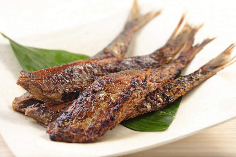 海鲜,无人,横图,俯视,室内,特写,白天,烹饪,餐桌,桌子,餐具,叶子,一片,阴影,朦胧,模糊,装饰,反射,鱼,碟子,盘,影子,粽叶,日本料理,料理,食品,绿叶,水产,菜肴,美食,鱼类,海洋生物,食物,白色,盘子,碟,日式料理,四条,日式,嫩叶,佳肴,沙丁鱼,餐台,华丽,修饰,鲱鱼,点缀,水生动物,海产品,水生物,海底动物,箬叶,芦苇叶,沙甸鱼,沙鲻,沙脑鰛,大肚鰛,真鰛,萨丁鱼,鳁,鲱科,衬托,美观,雅致,雅观,叶,叶片,彩图,高角度拍摄