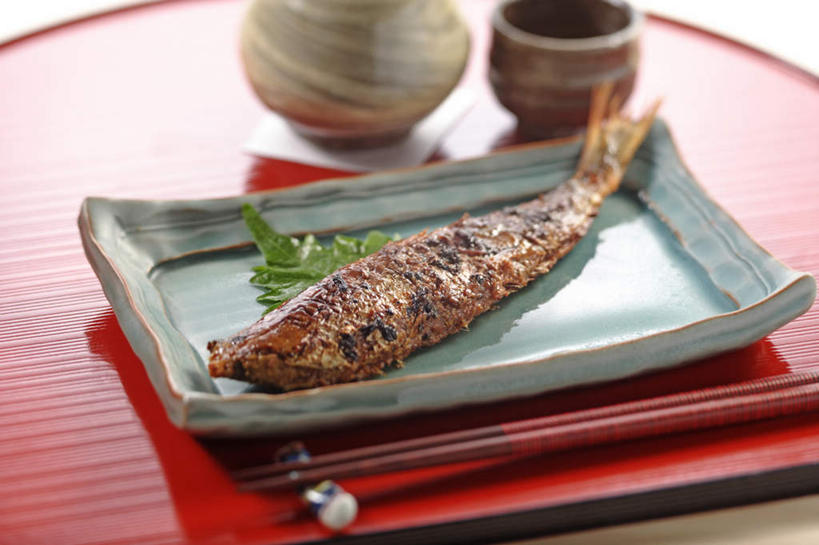 海鲜,无人,横图,俯视,室内,特写,白天,烹饪,餐桌,筷子,桌子,杯子,餐具,叶子,一条,阴影,朦胧,模糊,装饰,反射,鱼,碟子,壶,盘,影子,粽叶,日本料理,料理,食品,青色,绿叶,筷架,餐盘,筷枕,文化,传统,水产,菜肴,美食,鱼类,海洋生物,水壶,食物,红色,盘子,茶壶,水杯,碟,日式料理,日式,嫩叶,佳肴,沙丁鱼,餐台,礼节,华丽,修饰,筷子架,鲱鱼,点缀,水生动物,海产品,礼仪,水生物,海底动物,箬叶,芦苇叶,沙甸鱼,沙鲻,沙脑鰛,大肚鰛,真鰛,萨丁鱼,鳁,鲱科,衬托,美观,雅致,雅观,叶,叶片,茶杯,进餐用具,彩图,高角度拍摄