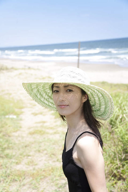 东方人,一个人,站,竖图,室外,白天,侧面,旅游,度假,草地,草坪,海浪,海洋,美景,沙滩,植物,帽子,日本,亚洲,仅一个年轻女性,仅一个女性,仅一个人,一根,阴影,服装,光线,草帽,沙子,影子,海岸,景观,浪花,水平线,辽阔,海平线,沙地,注视,休闲装,黄种人,娱乐,草,衣服,蓝色,绿色,黑色,蓝天,天空,阳光,自然,海水,天,观察,看,站着,享受,休闲,广阔,休闲服,木桩,景色,放松,服饰,晴朗,观看,一望无际,察看,关注,自然风光,海景,东亚,本州,万里无云,茨城,茨城县,关东地方,本州岛,日本国,无边无际,一马平川,年轻女性,女人,女性,亚洲人,大海,风浪,海,海水的波动,海滩,近岸浪,涌浪,晴空,晴空万里,站立,半身,彩图,水天相接,水天一线