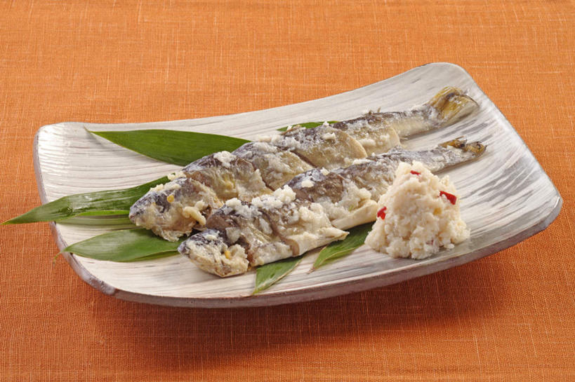 海鲜,无人,横图,俯视,室内,特写,白天,烹饪,餐桌,桌子,鳟鱼,辣椒,餐具,叶子,两条,许多,阴影,装饰,反射,鱼,碟子,盘,影子,粽叶,日本料理,料理,食品,绿叶,五片,水产,菜肴,美食,鱼类,海洋生物,食物,盘子,碟,日式料理,日式,嫩叶,佳肴,餐台,华丽,修饰,点缀,水生动物,海产品,水生物,海底动物,辣角,红海椒,大椒,辣虎,广椒,箬叶,芦苇叶,衬托,美观,雅致,雅观,鮅,赤眼鱼,红目鳟,红眼棒,叶,叶片,野草鱼,辣子,红辣椒,海椒,番椒,彩图,高角度拍摄