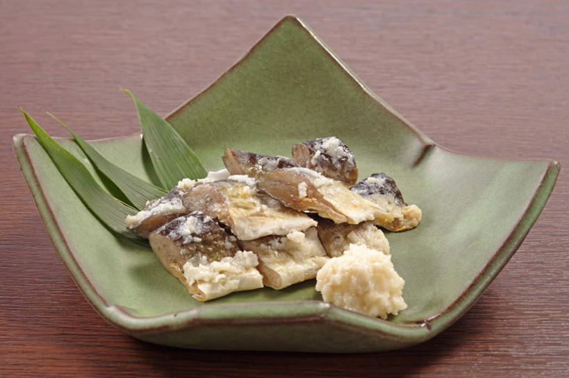 海鲜,无人,横图,俯视,室内,特写,白天,烹饪,餐桌,桌子,鳟鱼,餐具,叶子,许多,阴影,装饰,反射,鱼,碟子,盘,影子,陶瓷,粽叶,日本料理,料理,食品,绿叶,陶瓷制品,三片,切块,水产,菜肴,美食,鱼类,海洋生物,食物,绿色,盘子,碟,日式料理,日式,嫩叶,佳肴,餐台,华丽,修饰,点缀,水生动物,海产品,水生物,海底动物,箬叶,芦苇叶,衬托,美观,雅致,雅观,鮅,赤眼鱼,红目鳟,红眼棒,叶,叶片,野草鱼,彩图,高角度拍摄