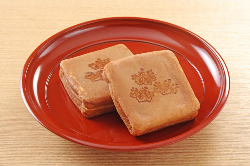 点心,无人,横图,俯视,室内,特写,白天,烹饪,下午茶,餐桌,桌子,餐具,两块,阴影,反射,碟子,方形,盘,影子,日本料理,料理,食品,菜肴,美食,食物,糕点,红色,盘子,碟,日式料理,日式,佳肴,餐台,彩图,高角度拍摄,蛋糕