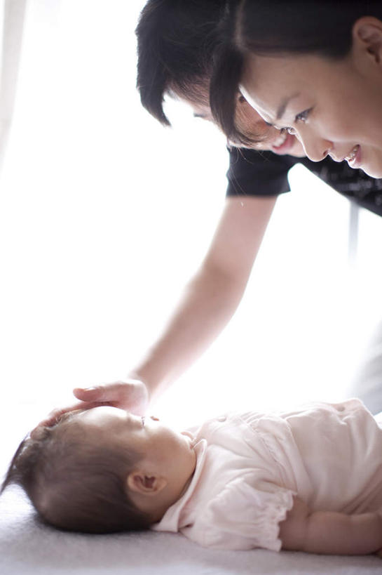 婴儿,儿童,手,三个人,家庭,夫妻,母亲,父亲,躺,笑,摸,睡,微笑,露齿笑,竖图,室内,白天,侧面,爱情,纯洁,窗帘,卧室,纺织品,抚摸,阴影,装饰,反射,毛毯,毯子,影子,浪漫,注视,纺织,小孩,白色,帘子,垫子,观察,看,温暖,温馨,父子,母子,三口之家,一家人,手部,遮阳,恩爱,父爱,可爱,母爱,放,恋人,活泼,观看,华丽,修饰,点缀,和睦,察看,关注,宝宝,纯真,烂漫,无邪,衬托,美观,雅致,雅观,卧着,伶俐,天真,男人,男性,年轻男性,年轻女性,女人,女性,孩子,年轻人,夫妇,情侣,触摸,接触,困,困觉,寝息,睡觉,躺着,卧,半身,彩图,睡房,卧房,伴侣,融洽