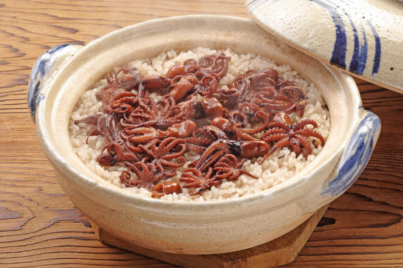 海鲜,米饭,无人,横图,俯视,室内,特写,白天,烹饪,餐桌,桌子,章鱼,阴影,反射,木质,影子,陶瓷,日本料理,料理,食品,陶瓷制品,饭,水产,菜肴,美食,海洋生物,食物,白色,容器,碗,日式料理,日式,佳肴,餐台,储藏,石吸,死牛,望潮,坐蛸,五谷,储存,水生动物,海产品,餐垫,水生物,海底动物,石居,八爪鱼,彩图,高角度拍摄,贮存