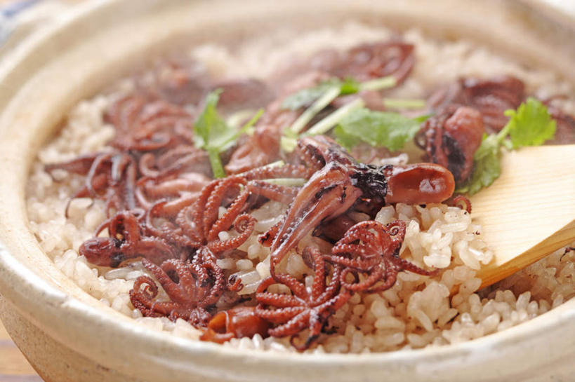 海鲜,米饭,无人,横图,俯视,室内,特写,白天,烹饪,餐桌,桌子,章鱼,厨具,金属制品,阴影,反射,金属,锅子,影子,香菜,日本料理,料理,食品,饭勺,饭,锅,水产,菜肴,美食,海洋生物,食物,一个,日式料理,日式,佳肴,单个,餐台,锅具,石吸,死牛,望潮,坐蛸,五谷,水生动物,海产品,水生物,海底动物,烹饪用具,胡菜,香荽,原荽,园荽,芫荽,胡荽,莞荽,芫茜,芫蓿,莚葛草,莚荽菜,烹调用具,石居,八爪鱼,烹调,彩图,高角度拍摄