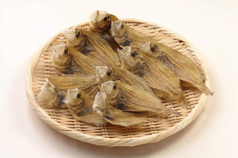 海鲜,无人,交叉,横图,俯视,室内,特写,白天,白色背景,烹饪,餐桌,桌子,竹子,比目鱼,一排,许多,阴影,竹制,整齐,编织,反射,鱼,篮子,影子,鱼干,日本料理,料理,食品,水产,菜肴,美食,海洋生物,食物,排列,一个,竹篮,日式料理,日式,摄影,佳肴,影棚,单个,餐台,竹条,交织,竹制品,队列,水生动物,海产品,水生物,海底动物,穿插,鲽鱼,彩图,高角度拍摄,影棚拍摄,拍摄