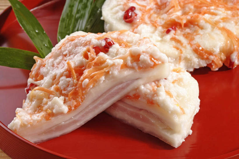 海鲜,米饭,寿司,无人,横图,俯视,室内,特写,白天,烹饪,餐具,叶子,阴影,反射,鱼,碟子,盘,影子,日本料理,料理,食品,绿叶,饭,水产,菜肴,美食,鱼类,海洋生物,食物,一个,红色,盘子,碟,日式料理,日式,嫩叶,四块,佳肴,单个,五谷,水生动物,海产品,醋饭,水生物,海底动物,四喜饭,叶,叶片,彩图,高角度拍摄