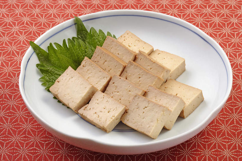 豆腐,无人,横图,俯视,室内,特写,白天,烹饪,餐桌,桌子,叶子,四片,许多,切片,阴影,装饰,反射,布料,纹理,影子,陶瓷,粽叶,日本料理,料理,食品,绿叶,陶瓷制品,布纹,菜肴,美食,桌布,食物,一个,红色,餐巾,容器,台布,碗,日式料理,日式,嫩叶,佳肴,单个,餐台,储藏,华丽,修饰,点缀,豆制品,储存,肌理,箬叶,芦苇叶,衬托,美观,雅致,雅观,叶,叶片,彩图,高角度拍摄,贮存