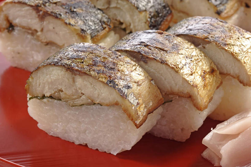 海鲜,米饭,寿司,无人,横图,俯视,室内,特写,白天,烹饪,餐具,一排,许多,阴影,整齐,反射,碟子,盘,影子,日本料理,料理,食品,饭,鲭鱼,水产,菜肴,美食,海洋生物,食物,排列,红色,盘子,碟,日式料理,日式,佳肴,花池鱼,花鲱,花鳀,青花鱼,鲐鲅鱼,油胴鱼,五谷,队列,水生动物,海产品,醋饭,水生物,海底动物,四喜饭,彩图,高角度拍摄