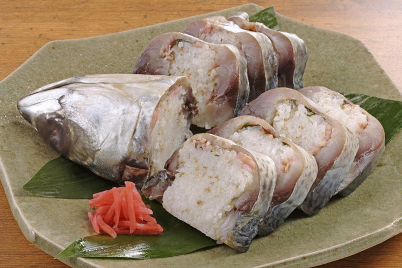 海鲜,米饭,寿司,无人,横图,俯视,室内,特写,白天,烹饪,餐桌,桌子,餐具,叶子,两片,一排,许多,阴影,整齐,装饰,反射,碟子,盘,影子,粽叶,日本料理,料理,食品,青色,绿叶,饭,鲭鱼,水产,菜肴,美食,海洋生物,食物,排列,盘子,碟,日式料理,日式,嫩叶,佳肴,餐台,华丽,修饰,花池鱼,花鲱,花鳀,青花鱼,鲐鲅鱼,油胴鱼,点缀,五谷,队列,水生动物,海产品,醋饭,水生物,海底动物,箬叶,芦苇叶,衬托,美观,雅致,雅观,四喜饭,叶,叶片,彩图,高角度拍摄