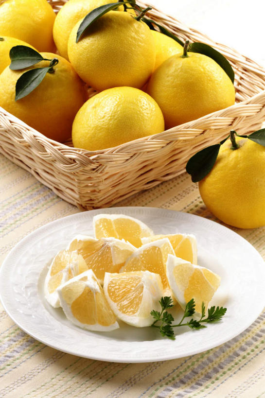 无人,交叉,竖图,俯视,室内,白天,白色背景,餐桌,桌子,竹子,柑橘,餐具,水果,叶子,一堆,许多,切片,阴影,堆叠,堆积,条纹,竹制,新鲜,编织,反射,布料,碟子,篮子,盘,影子,生食,食品,果实,绿叶,布纹,桌布,食物,一个,黄色,白色,盘子,餐巾,竹篮,碟,台布,嫩叶,摄影,有机食品,绿色食品,影棚,单个,餐台,竹条,堆,交织,竹制品,穿插,叶,叶片,橘子,桔子,橙子,橙,彩图,高角度拍摄,影棚拍摄,拍摄