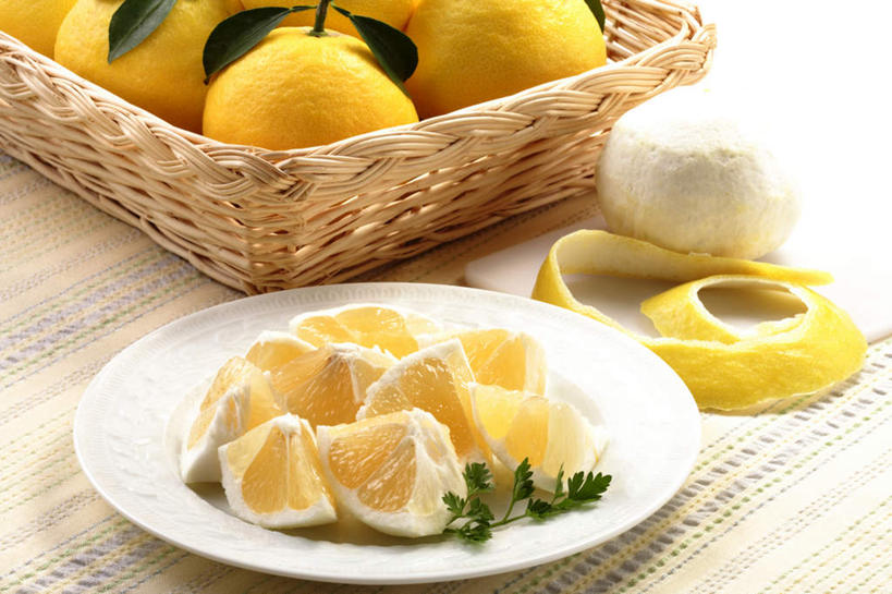 无人,交叉,横图,俯视,室内,白天,白色背景,餐桌,桌子,竹子,柑橘,餐具,水果,叶子,一堆,许多,切片,阴影,堆叠,堆积,条纹,竹制,新鲜,编织,反射,布料,碟子,篮子,盘,影子,生食,食品,果实,绿叶,果皮,布纹,桌布,食物,一个,黄色,白色,盘子,餐巾,竹篮,碟,台布,嫩叶,摄影,有机食品,绿色食品,影棚,单个,餐台,竹条,堆,交织,竹制品,穿插,叶,叶片,橘子,桔子,橙子,橙,彩图,高角度拍摄,影棚拍摄,拍摄