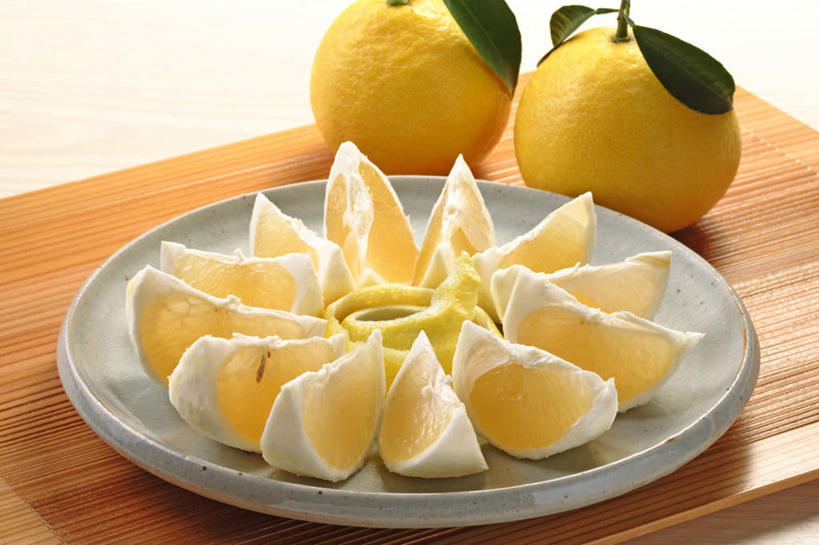 无人,横图,俯视,室内,特写,白天,白色背景,餐桌,桌子,柑橘,餐具,水果,叶子,一排,许多,切片,阴影,新鲜,整齐,环绕,围绕,反射,碟子,盘,影子,生食,食品,果实,绿叶,果皮,三片,食物,排列,两个,一个,黄色,白色,盘子,碟,嫩叶,摄影,有机食品,绿色食品,影棚,单个,餐台,队列,叶,叶片,橘子,桔子,橙子,橙,彩图,高角度拍摄,影棚拍摄,拍摄