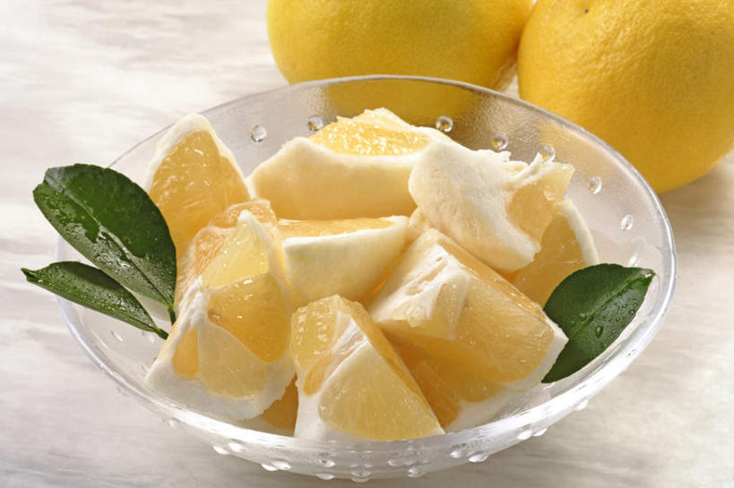 无人,横图,俯视,室内,特写,白天,白色背景,餐桌,桌子,柑橘,餐具,水果,叶子,玻璃,许多,切片,阴影,新鲜,反射,碟子,盘,影子,生食,食品,果实,绿叶,三片,玻璃制品,食物,两个,一个,黄色,盘子,碟,嫩叶,摄影,有机食品,绿色食品,影棚,单个,餐台,叶,叶片,橘子,桔子,橙子,橙,彩图,高角度拍摄,影棚拍摄,拍摄