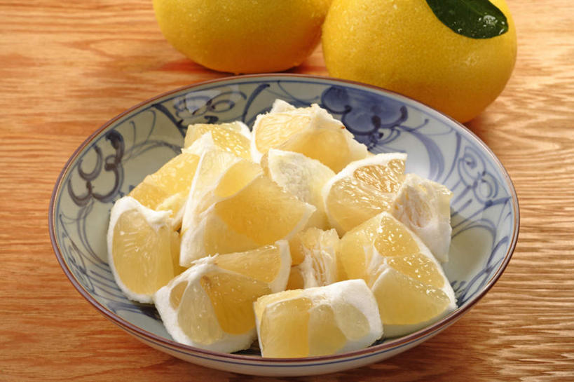 无人,横图,俯视,室内,特写,白天,餐桌,桌子,柑橘,餐具,水果,叶子,一堆,许多,切片,阴影,堆叠,堆积,新鲜,反射,碟子,盘,影子,陶瓷,生食,食品,果实,绿叶,果皮,陶瓷制品,食物,两个,一个,黄色,盘子,碟,嫩叶,摄影,有机食品,绿色食品,影棚,单个,餐台,堆,叶,叶片,橘子,桔子,橙子,橙,彩图,高角度拍摄,影棚拍摄,拍摄