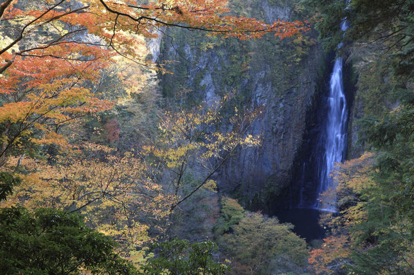 无人,横图,俯视,室外,白天,旅游,度假,石头,美景,瀑布,秋季,山,山脉,树林,水,植物,大分县,日本,亚洲,阴影,飞溅,溅,光线,石子,液体,影子,景观,山顶,山峰,水滴,山峦,娱乐,水珠,树,树木,黄色,红色,绿色,阳光,自然,群山,享受,休闲,景色,放松,生长,成长,喷洒,自然风光,东亚,沉积岩,日本国,九州本岛,九州,九州岛,九州地方,大分,颠峰,极峰,水成岩,跌水,石块,岩石,秋,秋天,彩图,高角度拍摄